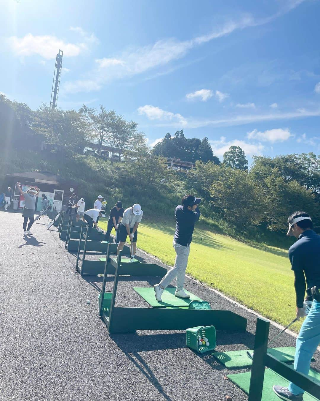 生島早織のインスタグラム：「近鉄エンジニアリング株式会社　ゴルフ同好会コンペ⛳️  月に数回のペースでインドア練習場でレッスンをさせて頂いていますが、昨日初めて同好会メンバーだけでコンペ開催⛳️  お取引先コンペではホスト役になるのでその為にルールだけでなく、マナー、気配り、目配りのできるプレーヤーになって欲しいとの思いで色々アドバイスさせて頂きました⛳️  プロはもう1人市来プロにもお手伝い頂きました❣️  スタート前の打球練習・パター練習。 ルール説明に集合写真📷  ラウンド後は反省会☕️  お天気にも恵まれ楽しい1日になりました😃  近鉄エンジニアリング株式会社ゴルフ同好会⛳️ 企業対抗に出れるレベルに引き上げるのが目標です💪  これからもビシビシ行きますよ👍  みんな頑張ろう👍  #近鉄エンジニアリング  #ゴルフ同好会 #企業対抗ゴルフ  #プロゴルファー #女子プロゴルファー #ゴルフのお仕事 #ラウンドレッスン #市来美和プロ  #生島早織プロ」