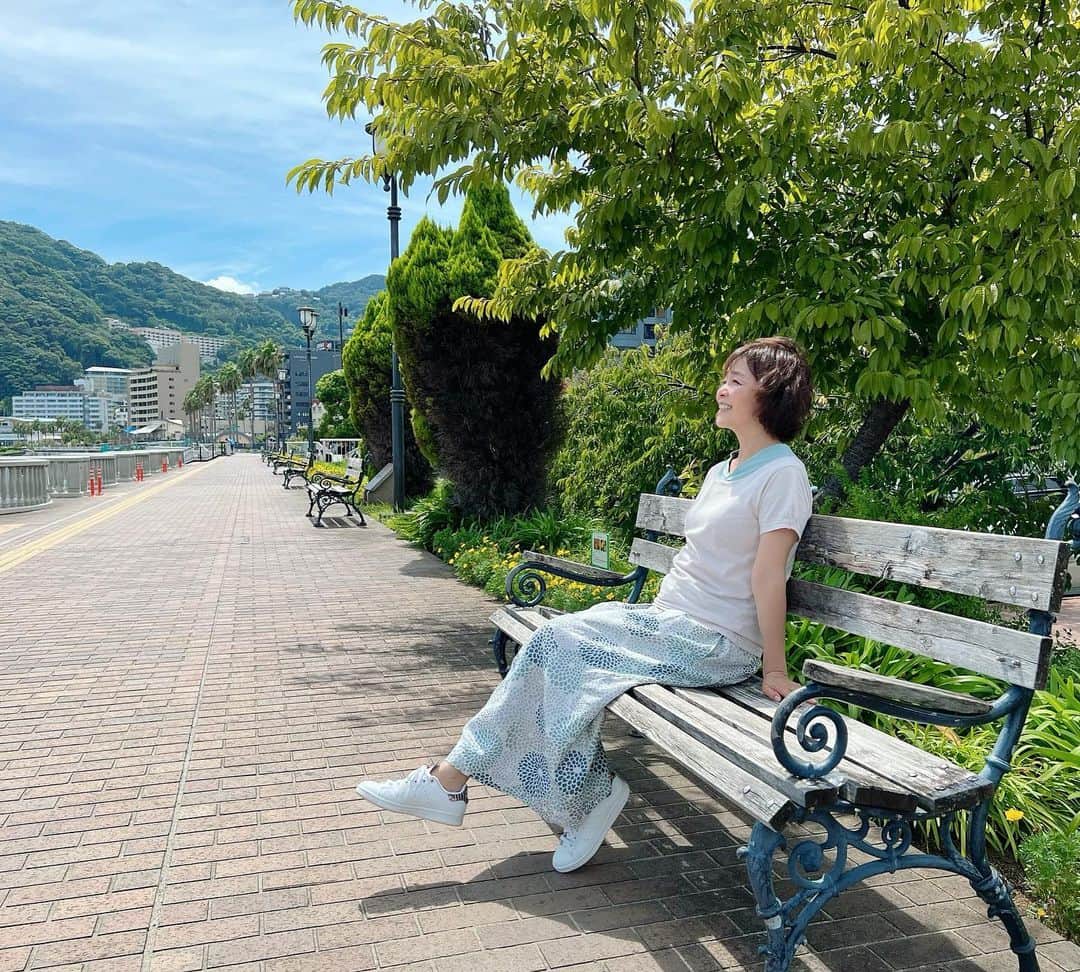 日髙のり子のインスタグラム：「🌊 遅ればせながら、#夏休み のプチプチ旅行✨✨ #熱海 に行って来ました〜♪ ⁡ 海があって🏝️ 山があって⛰️ 温泉があって♨️ 好きなものがいっぱい🙌 しかも！東京から激近🤏 思い立ったらピューッとすぐに行けちゃいます🚄 最高ですね〜✨✨✨ ⁡ 今回は特に観光はせず、お宿でゆっくり🌳 窓から見える緑いっぱいの景色に癒されました🌳🌳🌳 ⁡ ゆっくりしたい、自然を感じたい…という希望が叶って、良き癒しの旅となりました〜♨️✨」