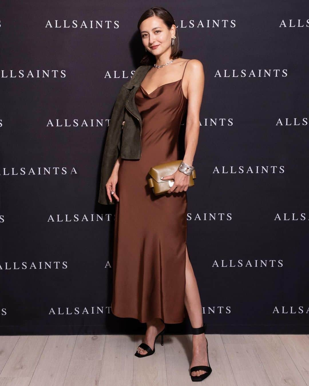 エリーローズさんのインスタグラム写真 - (エリーローズInstagram)「Thank you for having me @allsaintsjapan 🤎   久々にブリティッシュロックとクラウトロックのDJセット組みました♪中1の時に初めて買ったレザージャケットがALL SAINTSで、イギリス留学中だったな〜！  1994年にローンチした英国発ブランドALL SAINTSが表参道ヒルズに新店舗をオープン。 ストアにはメンズ、ウィメンズ、シューズ、バッグまでフルラインナップ展開。 オープニングの特典もあるみたいなので、表参道にいる方は立ち寄ってみてください✨  @allsaintsjapan  #allsaintsjapan #オールセインツ  #表参道ヒルズ」9月10日 16時22分 - ellirose