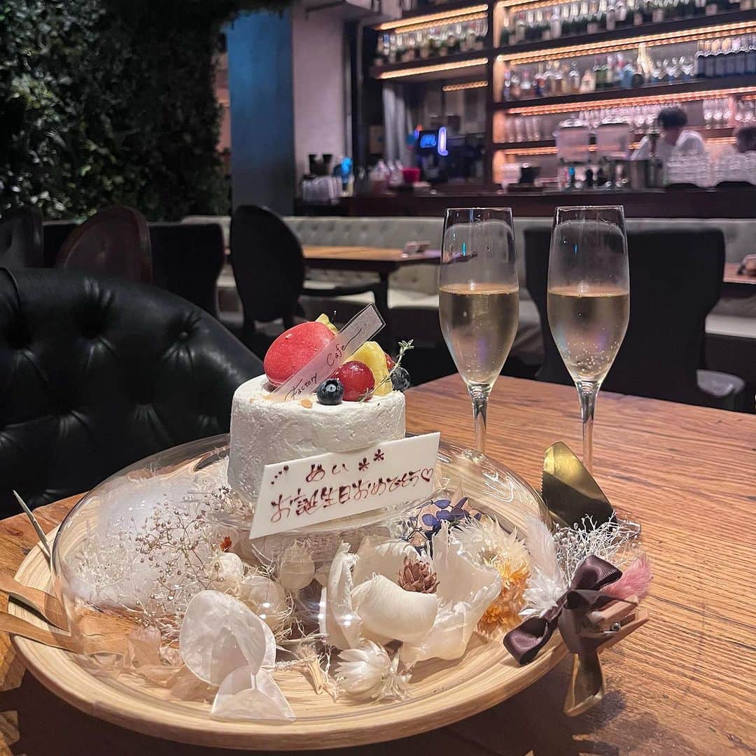 安原舞のインスタグラム：「🎂♡  サプライズケーキが可愛くて有名なところで 友達の誕生日お祝いできた🥂  @factorycafe_chayamachi   店員さんたちも優しくて、 お気遣いしていただけるので 大切な人のお祝いとか是非行ってみてほしい〜🤍  #大阪グルメ #誕生日プレート #大阪誕生日プレート #バースデープレート #梅田グルメ #茶屋町カフェ」