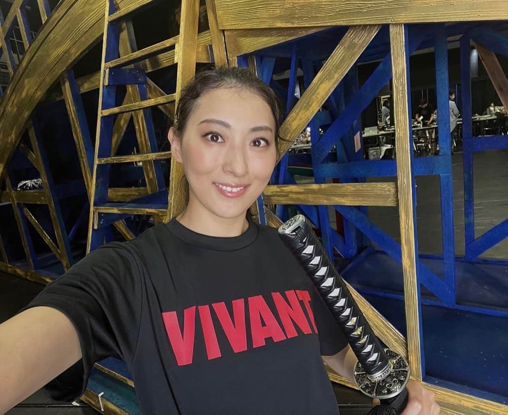 珠城りょうのインスタグラム：「。  こんにちは😃  皆さん、本日は19時から『VIVANT』祭りです✨ 第1部は2時間半にわたる緊急生放送150分SP‼️  それに続き21時30分から 第2部のドラマ本編第9話放送、79分SPです！！  第1部のスペシャルでは、 出演者による生トークや、秘蔵の未公開シーンを公開！ さらにディレクターズカット版のスペシャルダイジェストをお届けするなど、一夜限りの特別企画が盛りだくさんとなっております👀  珠城は絶賛、ミュージカル『天翔ける風に』の稽古中ですがVIVANTのTシャツを着て思いを馳せています！  『VIVANT』Tシャツを着て、刀を持ってる姿が板に付いてますね🤔  是非、ミュージカル『天翔ける風に』も劇場に足を運んでくださいね🏃  以上、 マネージャーでした💪🐈‍⬛  #堺雅人 さん #阿部寛 さん #二階堂ふみ さん #二宮和也　さん #松坂桃李 さん #役所広司　さん  #キムラ緑子　さん  #市川笑三郎 さん #平山祐介 さん #西山潤　さん #別班  #珠城りょう　#俳優  #ドラマ　#TBS  #VIVANT祭 #日曜劇場　#VIVANTep9  #敵か味方か #味方か敵か  #天翔ける風に #東京芸術劇場」