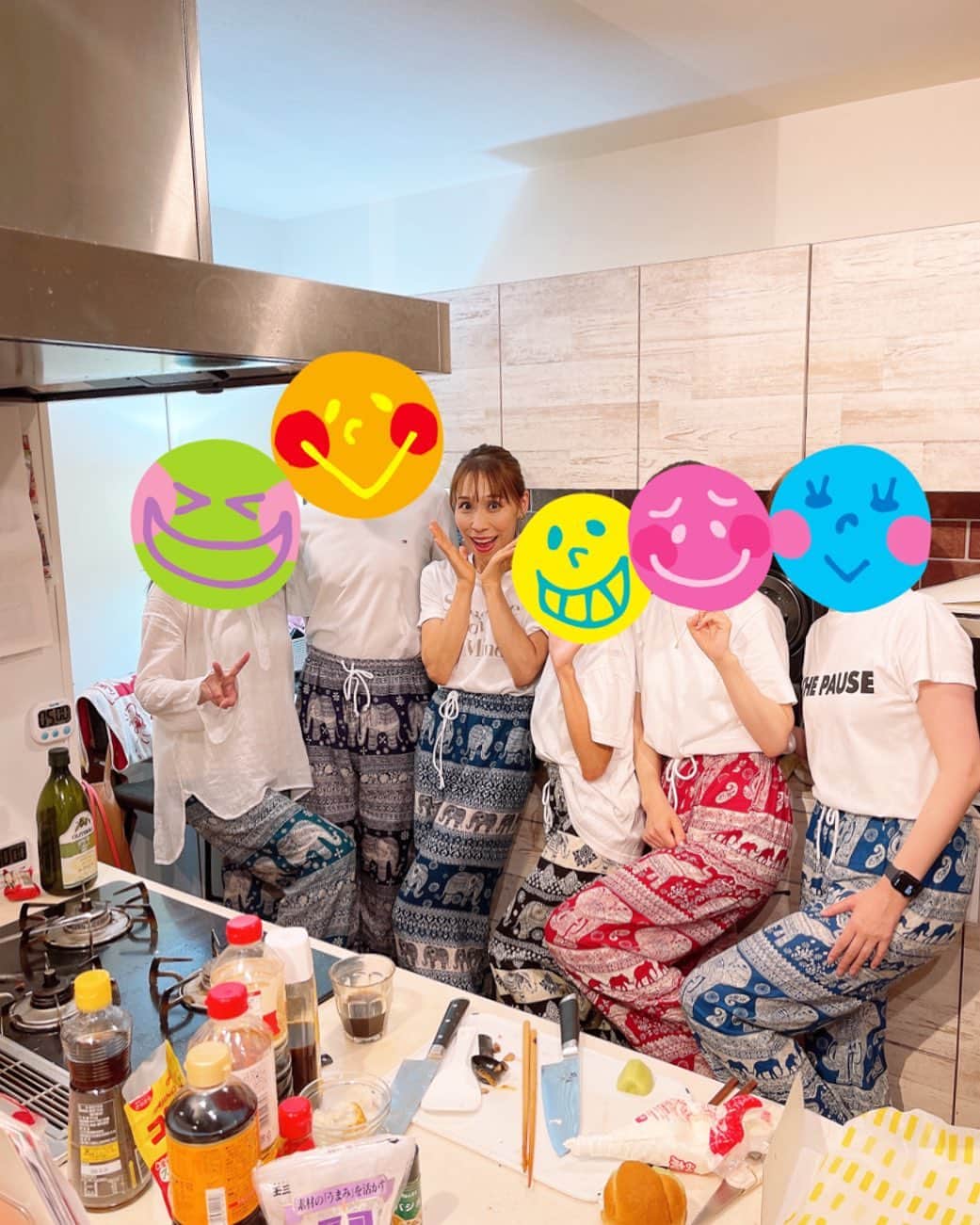 のインスタグラム：「【レシピ本の撮影です〜！！】  今日と明日はレシピ本の撮影です〜✨😆✨  タイのぞうさんズボンをお土産にあげたら、皆さん「楽〜！明日も着よう！」ってさ。  ぞうさんのズボンはいて帰って、また明日もはいて来るんですか？  何だかスーパー銭湯みたいだな😳😳😳  #みきママ　#撮影　#タイ　#お土産　#スーパー銭湯」