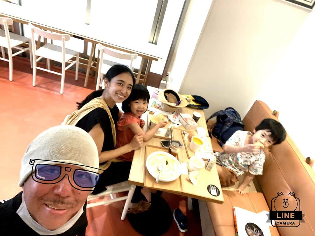 近藤信秋 のインスタグラム：「今日は体調が良いので孫連れてポケモンカードを買いに、いや、買わされに来てしまった。😱😎😱😎😱💦又してもやられたぁ。笑。😎💕😎💕😎」