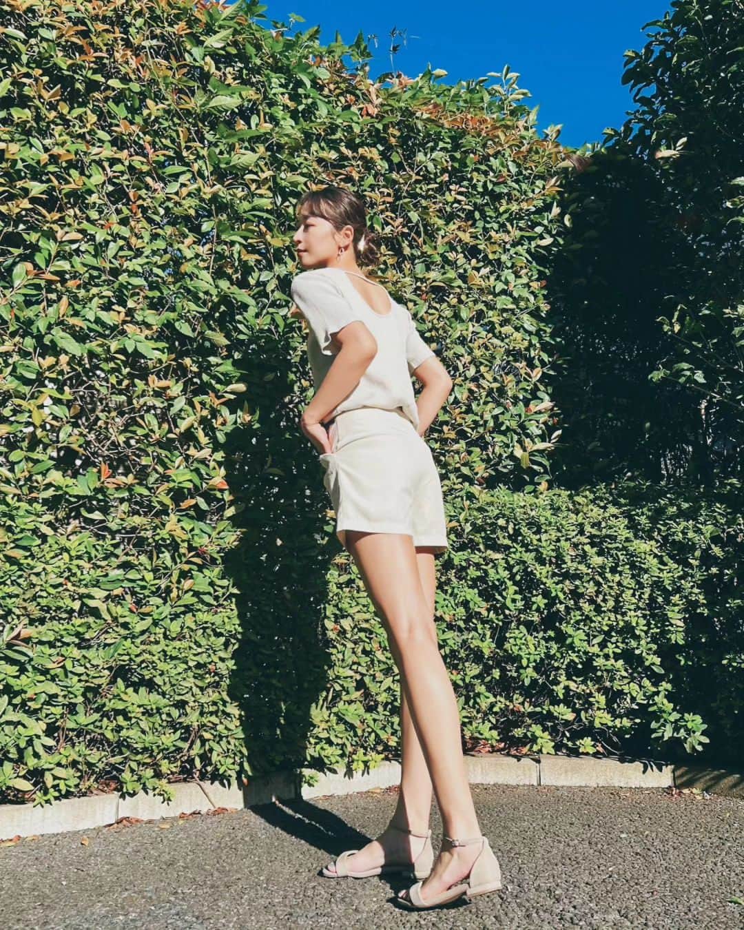 中川知香のインスタグラム：「🌿 テーマはヘルシーな三十路。ポイントは背中のチラ見せ。  #中川知香」