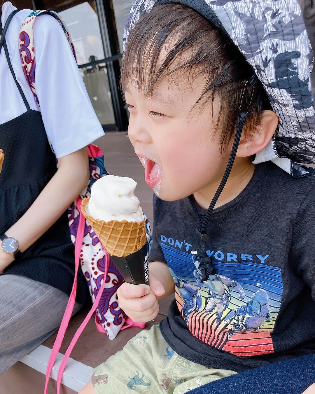ERINA UENOさんのインスタグラム写真 - (ERINA UENOInstagram)「2023.09.10 ABYBNF🐄❤️ @arichii__ と油山へ✨  「うしさんはみない。こわい。」 と息子が言って、 残暑というよりほぼ夏なので 散策して休憩多め🍦🍹🩷  なんだかまだ夏休みみたい。 ふらっと遊びに行けるのよい🌈  * *⁡ ⁡⁡ #Fukuoka  #Fukuokamama  #福岡ママ⁡ ⁡ ⁡#aburayamafukuoka #福岡  #福岡市  #油山 ⁡ ⁡#油山牧場  #もーもーらんど #3歳児 #男の子ママ⁡ ⁡#aburayamacheesestand  #shuwashuwa」9月10日 16時38分 - erina_flowdia