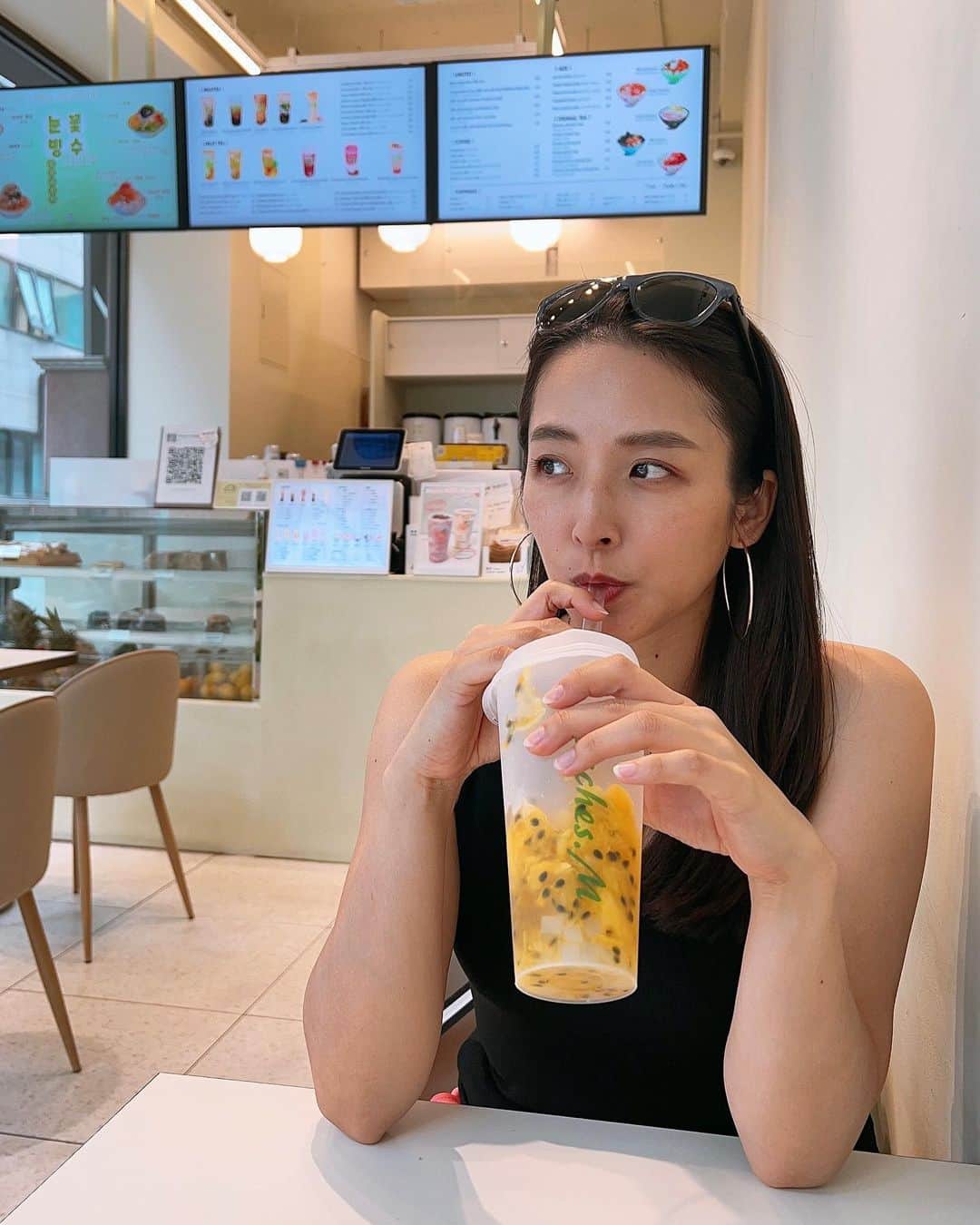 本間愛花のインスタグラム：「きゃわゆいのみものをのみました。🍍🥭🍑 視察途中で休憩中☺️」