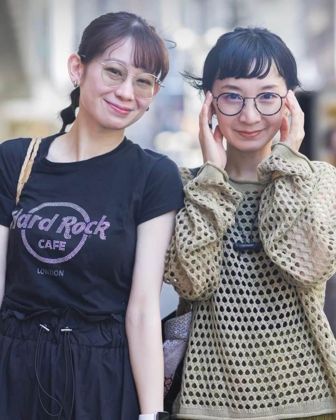 橘花梨のインスタグラム：「Qちゃんと朝活を意気込んだものの、いくつかの行きたいカフェがまだどこもOpenしておらず、作戦会議していたらスナップしていただきました🫰 お洒落なQちゃんのおかげ〜♡ いつも一緒にいるけどツーショットあんまりないからうれしいな✌︎  #stylearena  #shibuya #streetsnap  #渋谷  #朝活  #めがね」