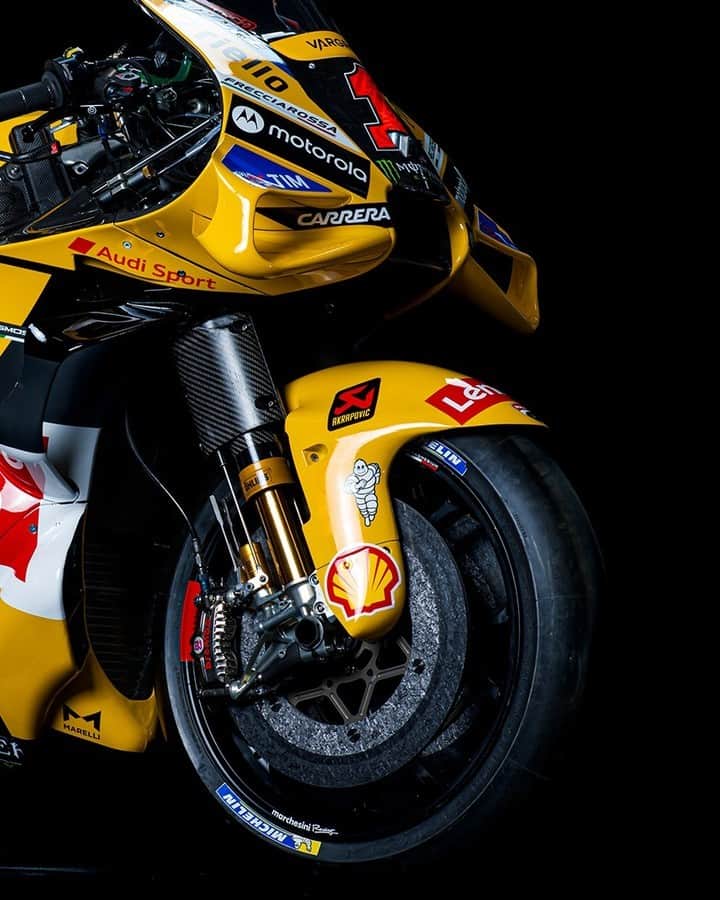 Lenovoさんのインスタグラム写真 - (LenovoInstagram)「Yellow looks good on you, @ducaticorse! 💛   Want to know how we're teaming up to prioritize rider safety with technology? Get an inside look at our partnership through the link in our bio. #LenovoDucatiTeam #SanMarinoGP」9月10日 16時40分 - lenovo