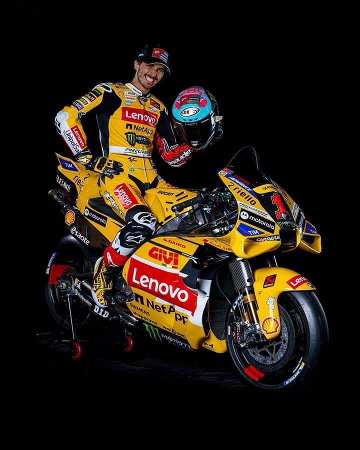 Lenovoさんのインスタグラム写真 - (LenovoInstagram)「Yellow looks good on you, @ducaticorse! 💛   Want to know how we're teaming up to prioritize rider safety with technology? Get an inside look at our partnership through the link in our bio. #LenovoDucatiTeam #SanMarinoGP」9月10日 16時40分 - lenovo