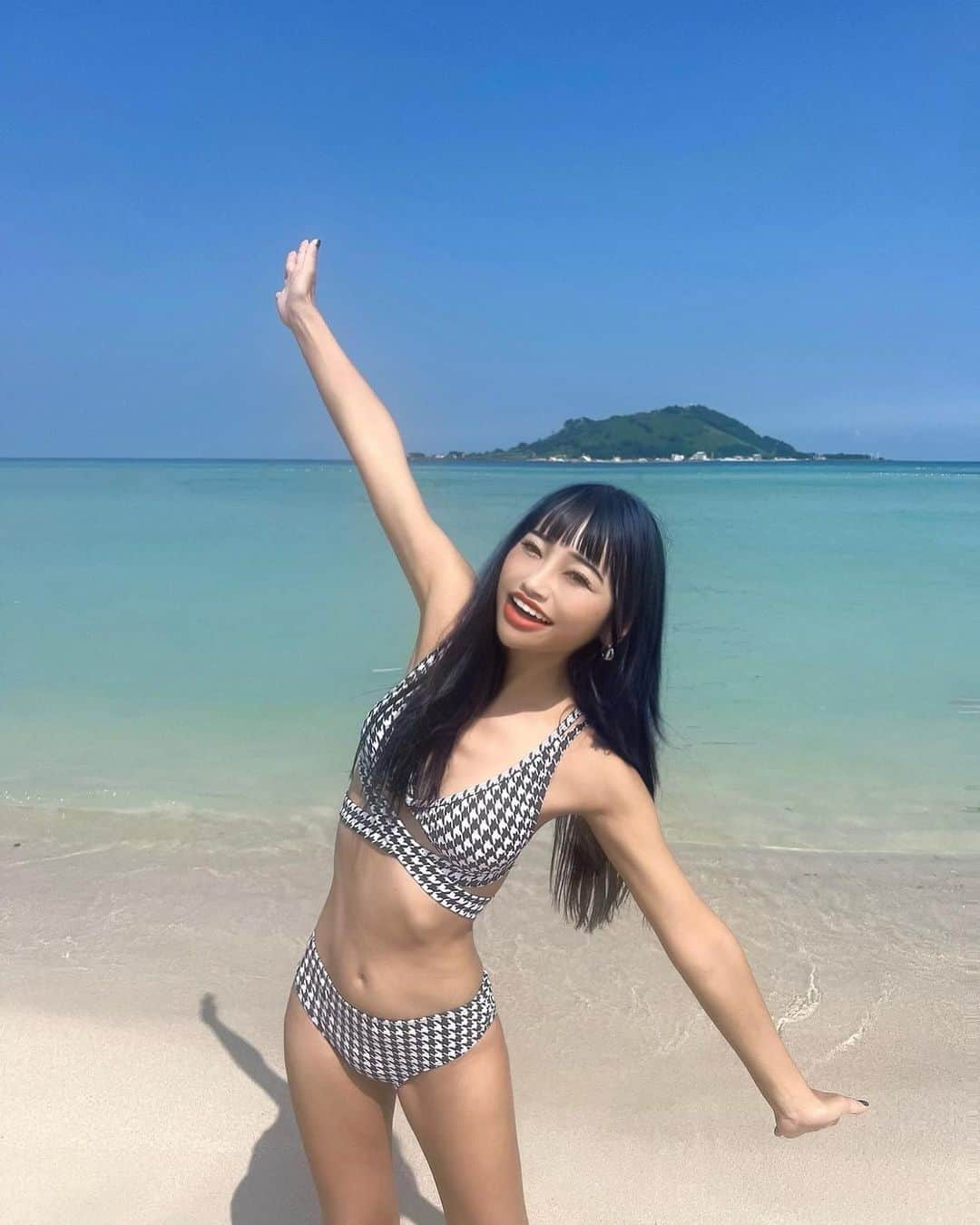 sachiyo_misuさんのインスタグラム写真 - (sachiyo_misuInstagram)「済州島と言ったらというビーチの1つ🏖️ HYEOPJAE BEACH ┆挟才海水浴場┆♥. . . 透き通るようなこの海はチェジュでも トップクラスの美しさ✨. . . ...のようなのですが(事前調べにて)、 私が行った時は濁ってしまってて、、 その美しさが伝わってこなかった、、. だから次行った時に期待❤︎. . . でも❗️済州島の中で1番☝️綺麗な場所を 見つけたのでそれはまたUPします♥ . . . #韓国ビーチ #hyeopiaebeach #挟才海水浴場 #済州島オススメ #ビーチ #korea  #todayscode#ootd #スイムウェア#水着#ビキニ #ビキニ女子 #コーデ#骨格ナチュラル #160 #160cmコーデ #千鳥柄 #フェミニン#トレンド #モテ水着 #肌見せ #細見え#デートコーデ #モテコーデ #チェジュ島旅行」9月10日 16時40分 - sachiyo_misu