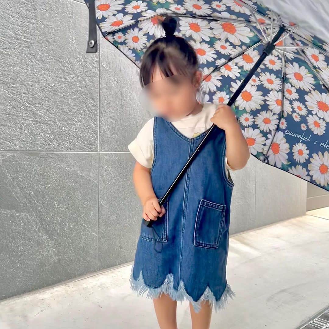 明空星のインスタグラム：「今年の夏は @_novae.jp_ の日傘で乗り切った😂 デザイン性が高い傘ってそうなかなか見つからなかったから見つけた瞬間すぐポチった☂️☀️ 可愛い傘のレパートリーが沢山あってめっちゃ悩んだ😅 しかも晴雨兼用なんよ👏 uvカットもしっかりされてて傘の重さも300g👏👏👏👏👏👏👏 子連れだと荷物が多いから傘持って行くの悩むけど軽いしコンパクトやから持ち運び便利❤️  #日傘　#晴雨兼用」