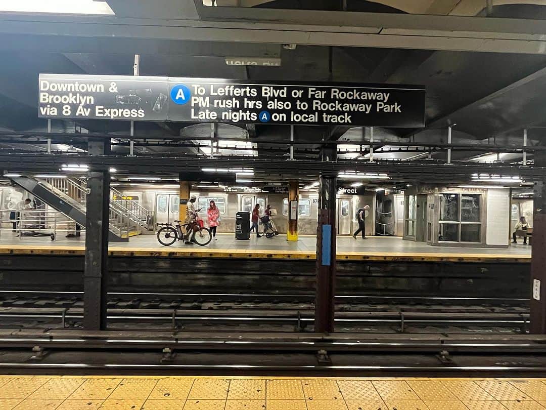 馬場典子さんのインスタグラム写真 - (馬場典子Instagram)「週末なので一気にどどーんと。  NY旅。街歩き編。その1。 皆さん仰いますが、マンハッタンは歩けば歩くほど楽しい！  その合間に、地下鉄がとても便利で7日限定のメトロカードが大活躍！  ただ、中心部が快速で飛ばされて、郊外は各駅という、東京と逆の運行で、一度間違うと何度も行き来するはめに🤣 あと所々、特に夏場は臭いがちょっと、キツイかも…。  #馬場典子 #ばばちゃんネル」9月10日 16時54分 - baba_channel