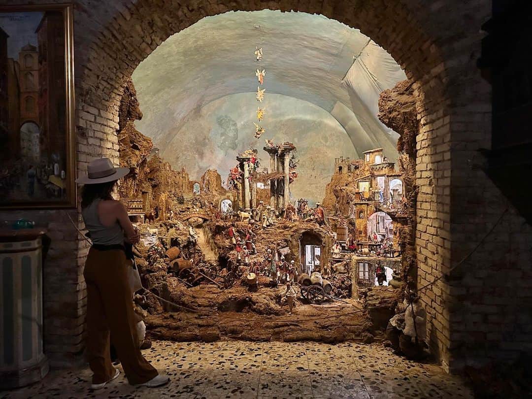 パトリック・J・アダムスのインスタグラム：「It's like I've always said - when someone in Naples ask for 1 euro to see their underground 30 square meter model of the nativity scene you... you just say yes.」