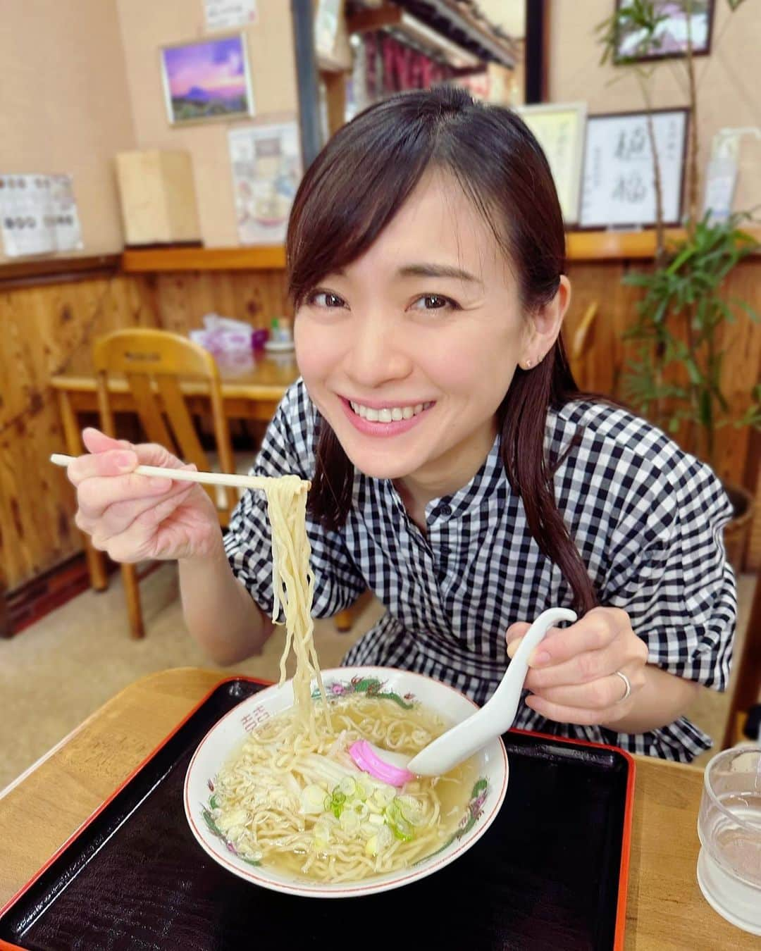 繁田美貴のインスタグラム：「*＊ “すらーめん”と聞いて どんなラーメンを想像しますか？ うどんのだしに中華麺、 そんなラーメンを思い浮かべる人はきっと 鳥取に縁のある人ですね☆ #夫の実家に帰省してました♪ #鳥取 #ご当地ラーメン #素ラーメン #🍜 #帰省 の度に食べている #素朴で優しい味わいです ☺️ #はんだのラーメン記録」