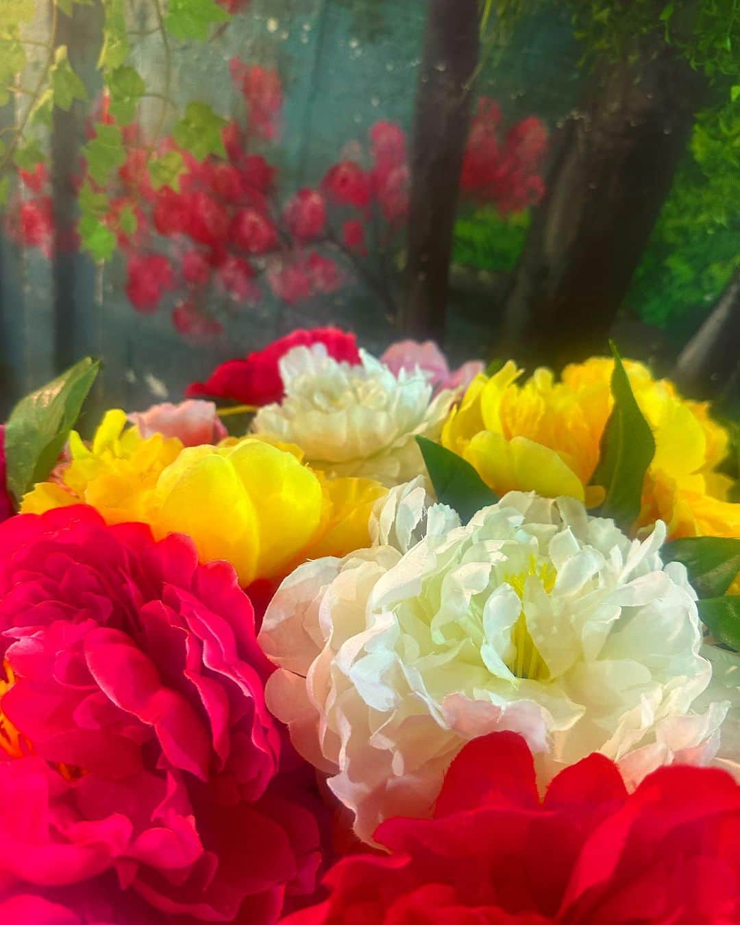 蜷川実花さんのインスタグラム写真 - (蜷川実花Instagram)「台北へ❤️ フラワーマーケットでお買い物。 造花をしいれました🌹 湿度がすごくて，スチームサウナにいるよう。久しぶりの台湾はやっぱり楽しいなぁ #台北」9月10日 16時56分 - ninagawamika