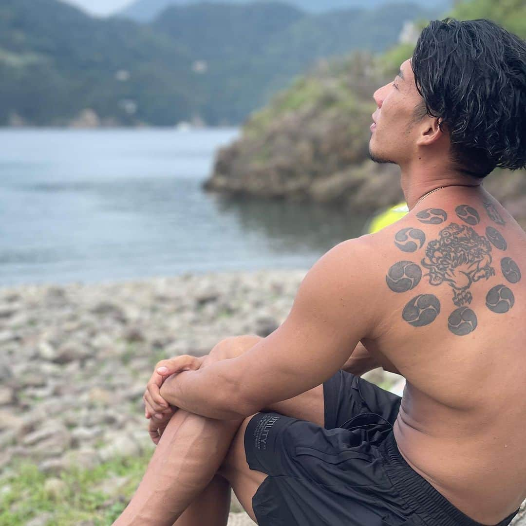 大山大輔さんのインスタグラム写真 - (大山大輔Instagram)「今年初の海🌊 シュノーケル🤿は沖縄人にとってお手のもの！！ 素潜りもできちゃうぜ👍  トレーニングだけではなく動ける身体が理想なんです！！  #海 #シュノーケル #素潜り #パーソナルトレーニング #パーソナルトレーナー  #ボディメイク #ダイエット #筋トレ #トレーニング男子 #ワークアウト #筋トレ男子 #6パック #逆三角形ボディ #fitness #fitnessmotivation #bodymake #bodymake #ダイエット #fitnesslifestyle #personaltrainer #食事指導 #食事管理」9月10日 16時57分 - weggy_fitness0704