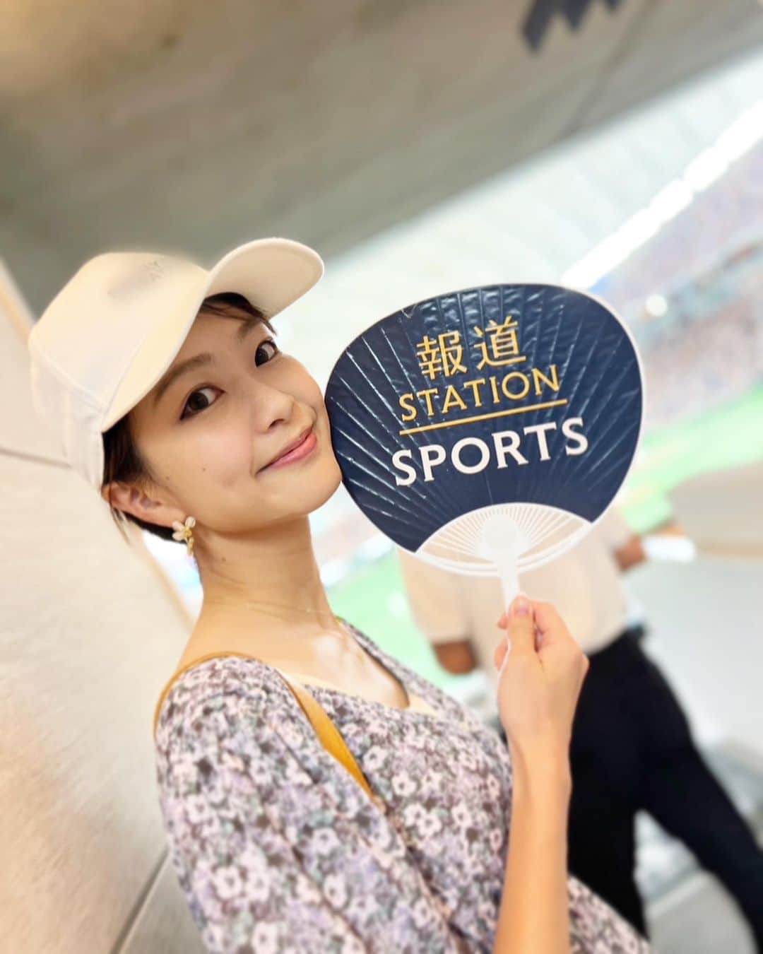 下村彩里のインスタグラム：「#野球 や#バスケ や#サッカー など... どの種目でも日本代表が大活躍してますね㊗️🥹🔥  ドームでもアリーナでも テレビの前でも 熱い試合に心躍ります！！！  #写真は #先月の #野球観戦　⚾️ #報ステの元ディレクターの友人が #これ持って〜✌️ #熱盛 #うちわ を #貸してくれました 😊 #次は #バスケの試合  #アリーナ で観てみたい！  #下村彩里#テレビ朝日#テレビ朝日アナウンサー」