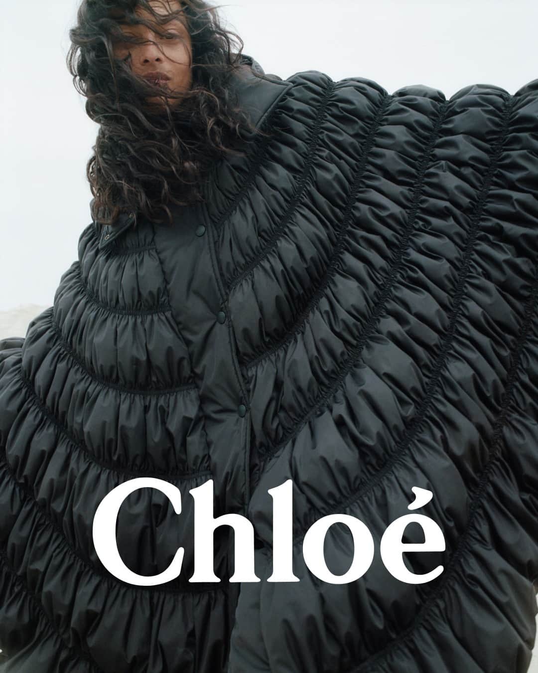 Chloéさんのインスタグラム写真 - (ChloéInstagram)「The ruched puffer cape coat in recycled nylon draws on the Autumn-Winter 2023’s Renaissance inspirations and use of innovative fabrications and unexpected materials.   #ChloeAW23  Creative director: @gabrielahearst  Art director: #PeterMiles Photographer: @zoeghertner  Stylist: #CamillaNickerson  Model: @devynfaithgarcia」9月10日 17時00分 - chloe