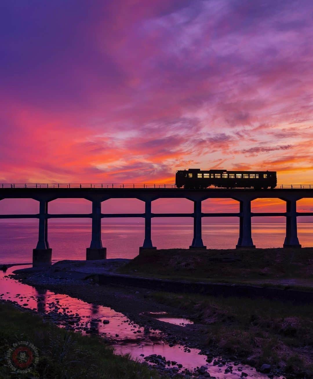 旅行メディア・じゃらん〈公式〉さんのインスタグラム写真 - (旅行メディア・じゃらん〈公式〉Instagram)「#惣郷川橋梁 惣郷川（そうごうかわ）橋梁は、昭和７年に完成したJR山陰本線にかかる全長189 ｍの鉄道橋。夕暮れ時の鉄道橋と電車が走る様子は、まるで絵画のような美しさです。 . . ━━━━━━━━━━━━━━━ 📍 山口県「惣郷川橋梁」 📷 @decomp_3104 📅 2021.0725 ━━━━━━━━━━━━━━━ . . 素敵なお写真をありがとうございました┈✈︎  .  . ☑ あらかじめ最新情報をご確認の上、お出かけください。 ☑ #jalan_travel をつけて、ぜひ今までの旅行先の思い出写真を投稿してください。このアカウントでご紹介させていただきます。(じゃらんニュースでも紹介される可能性があります） . . . . . . #いつか行きたい #じゃらん #観光 #観光地 #観光スポット #旅行 #旅行好きな人と繋がりたい #旅行好き  #japantravelphoto #japantrip #japantravel #国内旅行 #絶景 #絶景スポット #誰かに見せたい景色 #誰かに見せたい風景 #山口 #山口観光 #山口旅行 #yamaguchi」9月10日 17時00分 - jalan_net