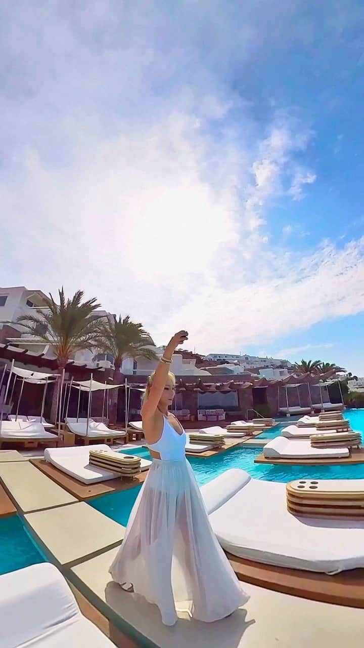 Wonderful Placesのインスタグラム：「@cavotagoomykonos 😍🇬🇷 Which pool is your favorite?  Tag who you’d stay with 🙌🏼🙌🏼♥️♥️ . 📹 ✨@dotzsoh✨ 📍@Cavotagoomykonos - Greece 🇬🇷  🎶 Seven - Skyfall Beats #wonderful_places for a feature ♥️ #cavotagoomykonos #mykonos #greece」