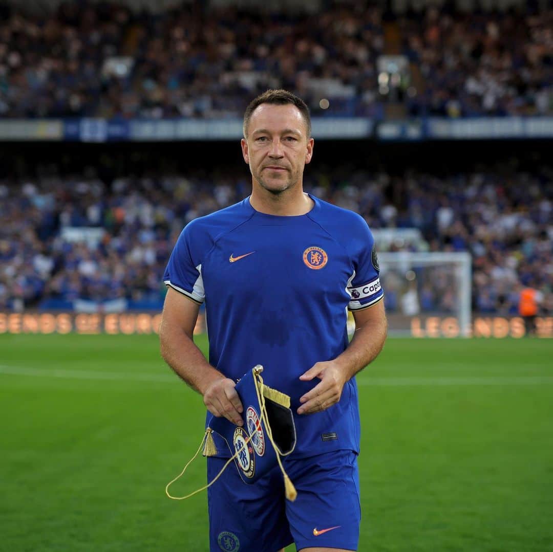 ジョン・テリーのインスタグラム：「Incredible night at the Bridge celebrating the life of Gianluca Vialli 💙💔 @chelseafc  A big thank you to all our supporters for the great support in helping raise money for the @chelseafcfoundation @royalmarsden I loved being back on the pitch last night and topped it off with a goal on the 26th minute for Luca. ⚽️ RIP 💙」