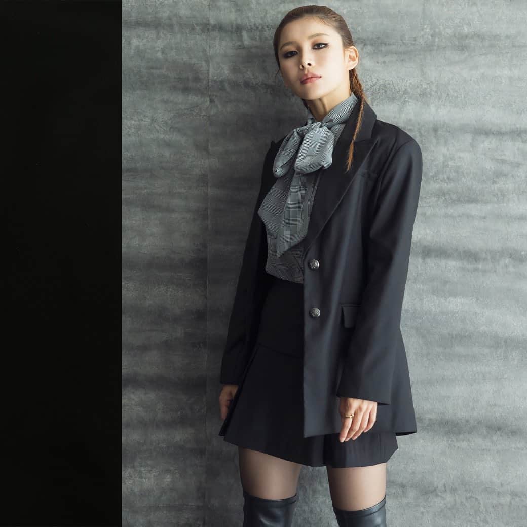 デュラスアンビエントのインスタグラム：「𝐍𝐄𝐖 𝐄𝐒𝐒𝐄𝐍𝐓𝐈𝐀𝐋   #シングルテーラードジャケット <Greige, Black, Check> 【9/20(WED)20:00-】  肩先にパッドを施し、シャープな印象のピークドラペル仕様で、秋らしいクラシカルな雰囲気を醸し出す一枚。  #ボックスプリーツミニスカート <Greige, Black, Check> 【9/20(WED)20:00-】  一見台形スカートのようなコンパクトなフォルムですが、歩くたび動きの出るボックスプリーツ仕様で、デザイン性の高いスタイリッシュな大人のミニスカート。  #ピンタッククラシックブラウス <Ivory, Black, Check/Pink, Check/Black> 【9/20(WED)20:00-】  リボンで甘く、垂らしてスタイリッシュにも変えられ、取ればスッキリとしたスタンドカラーで知的な印象に。  ＿＿＿＿＿＿＿＿＿＿＿ ✔︎ @ambient_styling #AMBIENT #ambient_official #ambientstyle #アンビエント #23aw #ジャケット #テーラードジャケット #ミニスカート #セットアップ」