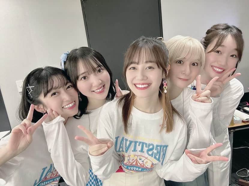 吉田有里のインスタグラム：「世界を笑顔に、できたかな！？🌍🌟  ハピラキフェス🎪 アーカイブ配信のチケットが受付中です〜！  会場に来られなかった方、 来た上であのシーンがもう一度！な方、 ぜひ何度でも楽しんでください🫶🧡🧸  #ハピラキフェス #ハロハピ #バンドリ」
