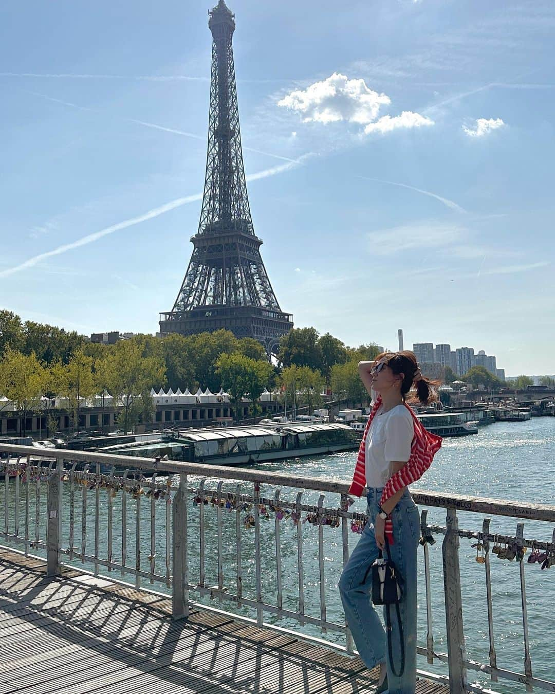 近藤しづかさんのインスタグラム写真 - (近藤しづかInstagram)「Shizuka in Paris!  フランスに到着🇫🇷  私は自分のいるcomfort zone から なかなか抜け出せない性格 旅はドキドキ 楽しいことだけじゃなくトラブルもあるし 自分を成長させてくれる☁️  Comfort zone から1歩踏み出したあとの 楽しい！ワクワクを想像して 行ってきます♪  この日は ヴェルサイユ宮殿、エッフェル塔、移動中に凱旋門と 詰め込んだ1日 10歳の頃ぶりだけどフランス人優しくてオシャレだね❤︎ 　 移動は全てuber🚙便利な時代だなあー bon voyage!   ここ、橋に鍵🔒が沢山ぶら下がってたんだけど 恋人のスポットなのかな？？ #フランス旅行 #パリ旅行 #ヨーロッパ旅行 #フランス旅行記  #effeltowerparis #versaillespalace #versaillespalace #parisfrance」9月10日 17時20分 - shizuka_kondo