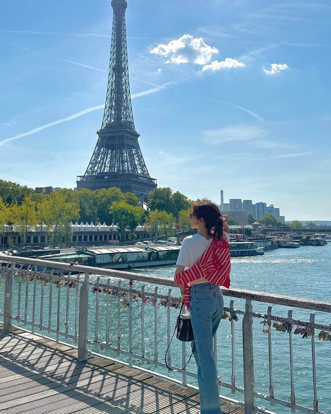 のインスタグラム：「Shizuka in Paris!  フランスに到着🇫🇷  私は自分のいるcomfort zone から なかなか抜け出せない性格 旅はドキドキ 楽しいことだけじゃなくトラブルもあるし 自分を成長させてくれる☁️  Comfort zone から1歩踏み出したあとの 楽しい！ワクワクを想像して 行ってきます♪  この日は ヴェルサイユ宮殿、エッフェル塔、移動中に凱旋門と 詰め込んだ1日 10歳の頃ぶりだけどフランス人優しくてオシャレだね❤︎ 　 移動は全てuber🚙便利な時代だなあー bon voyage!   ここ、橋に鍵🔒が沢山ぶら下がってたんだけど 恋人のスポットなのかな？？ #フランス旅行 #パリ旅行 #ヨーロッパ旅行 #フランス旅行記  #effeltowerparis #versaillespalace #versaillespalace #parisfrance」