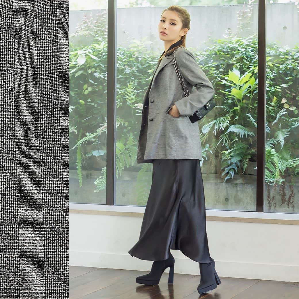 デュラスアンビエントのインスタグラム：「𝐍𝐄𝐖 𝐄𝐒𝐒𝐄𝐍𝐓𝐈𝐀𝐋   #シングルテーラードジャケット <Greige, Black, Check> 【9/20(WED)20:00-】  肩先にパッドを施し、シャープな印象のピークドラペル仕様で、秋らしいクラシカルな雰囲気を醸し出す一枚。  #サテンマーメイドマキシスカート <Ivory, Blue, Black>  リュクスな艶が、動くたびに表情を変え、華やかな印象へと導く、 瑞々しい艶めきを放つサテンマキシスカート。  ＿＿＿＿＿＿＿＿＿＿＿ ✔︎ @ambient_styling #AMBIENT #ambient_official #ambientstyle #アンビエント #23aw #ジャケット #テーラードジャケット #ミニスカート #セットアップ」