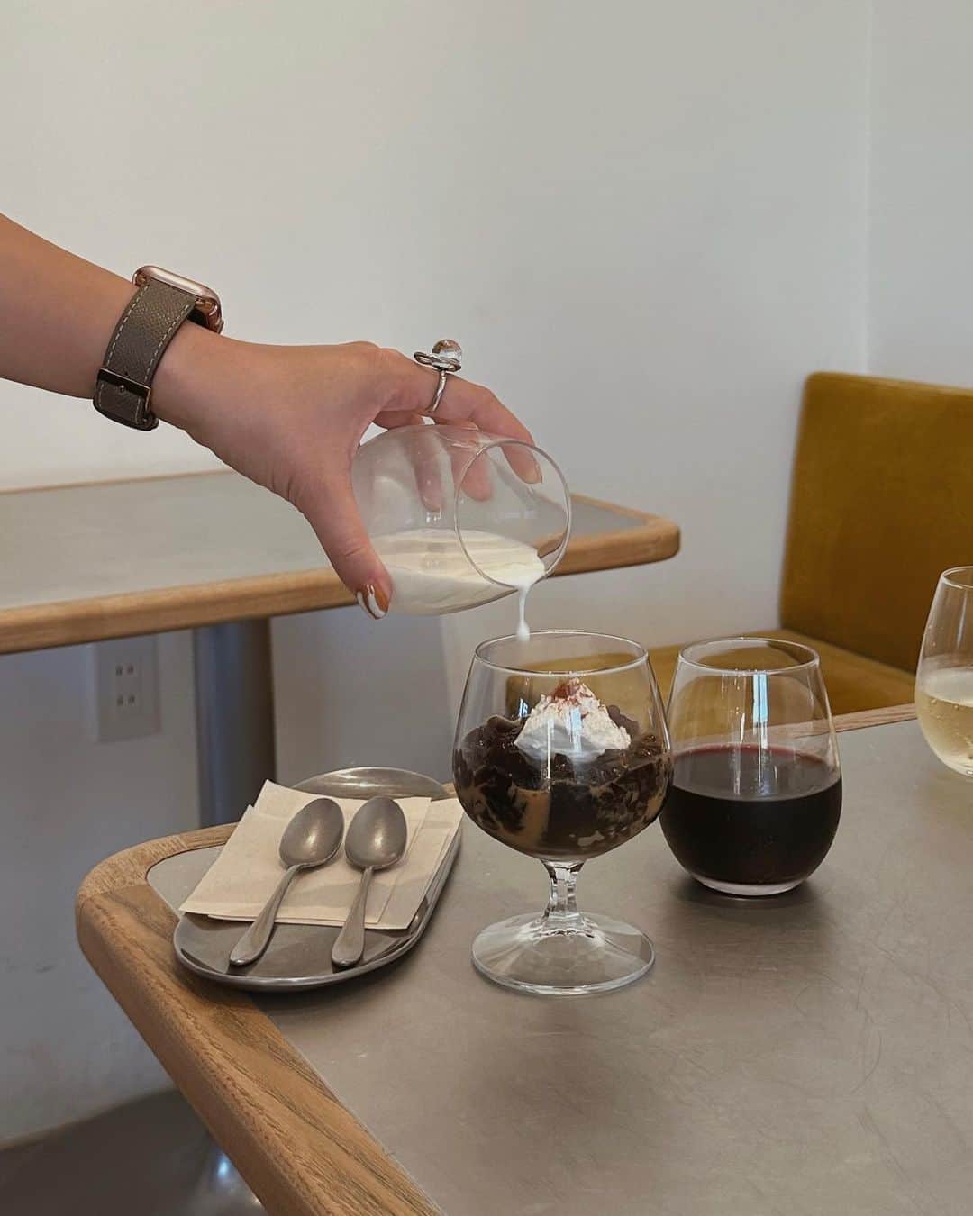 のインスタグラム：「_ VISONの中にあるCafeが めちゃくちゃ好みで好きやった〜  ふらっと入ったんやけど 珈琲ゼリーめちゃくちゃ美味しくて 意外と🍷に合って、幸やった〜  "raf" ってお店です🌼  ゼリラテ　¥880 オーガニックワイン　¥803  #綾花ログ」