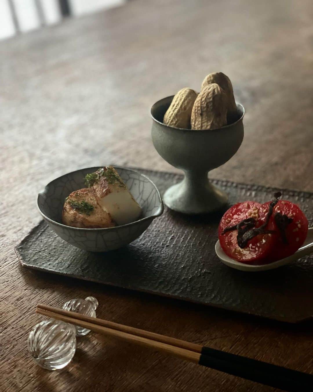 のインスタグラム：「…帰ってきてからの 夕飯前の1人晩酌は 茹で落花生と山芋のバター醤油、トマトに塩昆布と胡麻油。  艶っぽい女性の美しさがある華奢な器は @takadashiho   #晩酌」