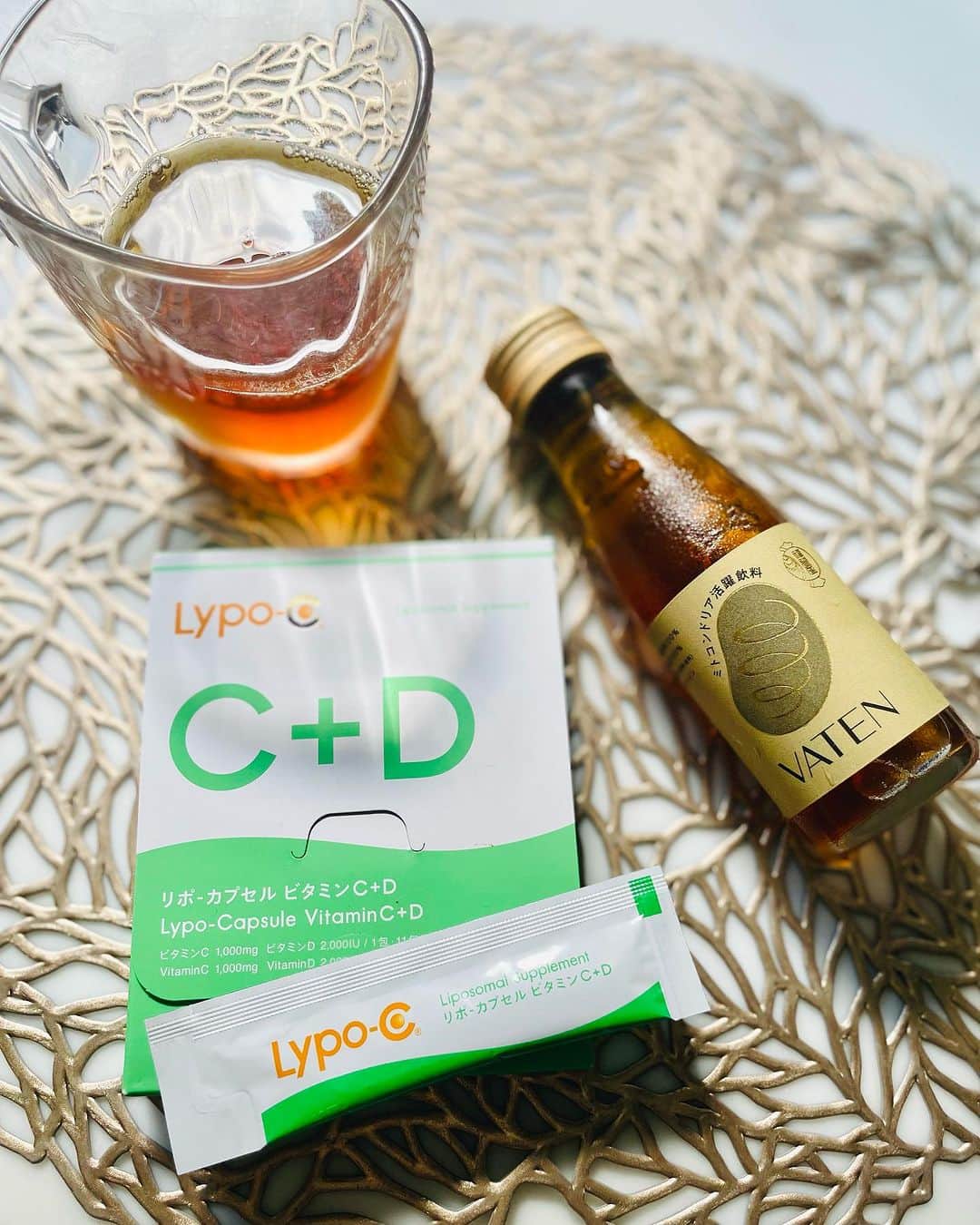 松田唯花のインスタグラム：「【LypoCを美味しく飲めて、さらに綺麗になれる飲み方】  インナーケアに超こだわっています。  理由は、真の美と健康は身体の内側から作られると、特に30歳を越えてから実感しているから。  サプリメントを摂取することと、食事はまだまだ改善点はあるけど以前よりはかなり気にしていて、添加物や加工されたものをなるべく食べないようにしています。  最近飲み始めたのが、ビタミンD。 現代人の98%がビタミンD不足といわれているのだとか。  ビタミンDって日光にあたることでつくられる"太陽のビタミン"といわれているんだけど、それには15分間くらい日光にあたらないといけないそうで、そんなことをするのは日焼けが怖すぎて無理！😂💦  なのでサプリメントで補っています。  9/23発売の『リポ・カプセル ビタミン C+D』。  "リポC"ってきっと聞いたことある人は多いはず！  そうです、正直不味いけど(笑)、体内吸収率が高くて美容と健康に効果テキメンといわれているあのリポCです。  新作はなんとビタミンCとDが一緒にとれる！👏  ただ味は相変わらずなので(笑)、私の好きな飲み方は福光屋のVATENと割って飲むことです😋  これが本当に美味しい💕 リポCの嫌な味を全部飛ばしてくれる！笑  VATENも大好きなんです🩷 いつも六本木ミッドタウンの福光屋さんで買ってストックしてる☺️  飲むと元気になるの☀️  あと、パイナップルジュースで割って飲むのも美味しかったです😚🍍  1日1包飲んでます✨✨  裏アカ⇒ @yuika_matsuda_yuicos  鍵付き🔑この本アカウントをフォローいただいている女性のみ許可しています🙏 ----------------- 【サロンで診断、レッスンしています💄】 今まで男女あわせて1000人以上のお客様のキレイをサポートしてきました✨  ・メイクレッスン  ・16タイプパーソナルカラー診断 ・骨格診断 ・顔タイプ診断 ・小顔矯正 ・ハリウッドブロウリフト  たくさんのご予約ありがとうございます🙇🏻‍♀️ 9月のご予約枠は残りわずか。 10月以降のご予約も承っております✨  サロンの場所は外苑前です。  ご予約やお問い合わせは公式LINEまでお気軽に✉️ 1〜2日でお返事いたします。 ⇒@yuicos1231 (@も必須でID検索してください🌼)  -----------------  @lypo_c_official  @fukumitsuya_shop  @fukumitsuya_beauty   #リポc #福光屋 #vaten #lypoc #skincare #スキンケア」