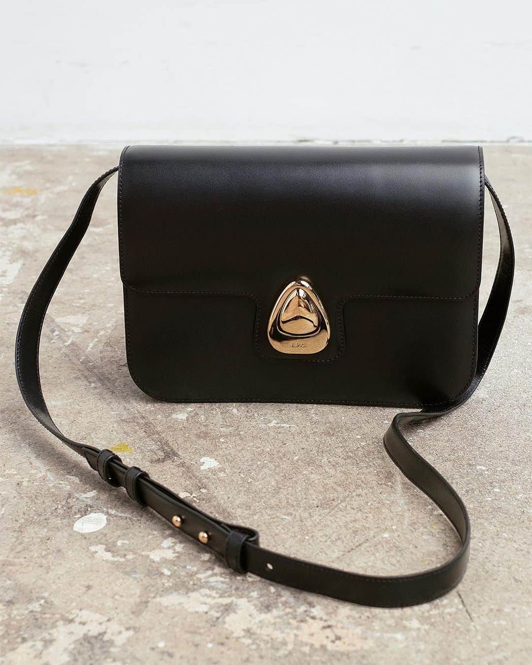 アーペーセーさんのインスタグラム写真 - (アーペーセーInstagram)「The Astra bag is characterized by a unique drop-shaped clasp that adds a touch of feminine sophistication contrasting its clean box shape.   Photography by @angelechat  Art Direction by @fabricepaineau   #APCParis」9月10日 17時17分 - apc_paris