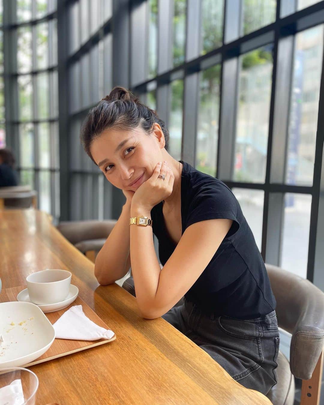 吉原珠央のインスタグラム：「色々な締め切りや、人前で話す緊張感が続き、全力でやり遂げたくて、そこに向けて没入することに、相当なエネルギーを使っているのかなぁと感じる日々です。  そんなとき、人には「心の余裕」が必要だなぁと改めて感じます😊  心の余裕は、自分で作れるものですよね、きっと。  たとえば、やらなくていいことを見つけて時間を保持したり、余計なことに首を突っ込まず、去るものを追わないといった、割り切った判断力を持つなど。  色々と方法があるのかと思います。  皆さんはどうされていますか？  時間の短長の問題のみならず、その瞬間の時間をどう過ごすのかということも余裕と関わってくるような。  好きな空間で頂く一杯の紅茶や、丁寧に作られたケーキとともにする瞬間は、「余裕」を生み出す栄養素になりそうです♡  夫がひとりで2個のケーキをオーダーしているのを聞いて「残すだろうな」と、心配になり、もったいないことになると先回りし、夫のケーキをちょこちょこ頂くことにしました。  本当はモンブランが食べたかった！実はわたくし、チーズケーキが苦手なのですが、画像のケーキはカスタードに近くて美味でした✨  #時間 #心の余裕 #過ごし方 #考え方 #おやつタイム  #紅茶 #虎ノ門ヒルズ」