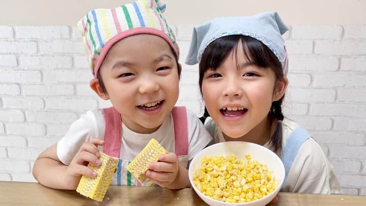 加藤柚凪のインスタグラム：「とうもろこしごはんの作り方を教えてもらったので、ゆずも作ってみました👩‍🍳🌽  芯もいっしょに炊くの！？😱 っておもったけど、 食べてみたらすっごくおいしかった〜🥰 お米ひとつぶにもとうもろこしのおいしさがしみこんでました🌽✨  やっぴーも、おいしい‼️ってもぐもぐ食べてくれて、うれしかったです😋🎶  やっぱりお料理たのしいなぁ💕  #とうもろこしごはん #お料理だいすき🥰 #お料理している様子は #YouTube #ゆずやぴ にあります⭐ #永瀬矢紘 @yahiro_nagase #永瀬ゆずな @yuzuna_nagase」