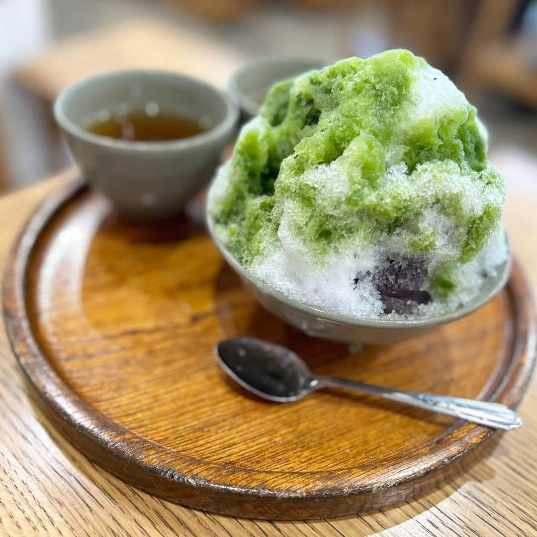 柴田阿弥のインスタグラム：「赤福氷🍧💚  もう結構前だけどマミーと半分こして食べたんだ😋 今年の夏唯一のかき氷になりそうだ。笑  ㅤㅤㅤㅤㅤㅤㅤㅤㅤㅤㅤㅤㅤ #伊勢神宮 #お伊勢さん #赤福 #赤福氷 #おかげ横丁 #おかげ横丁食べ歩き」