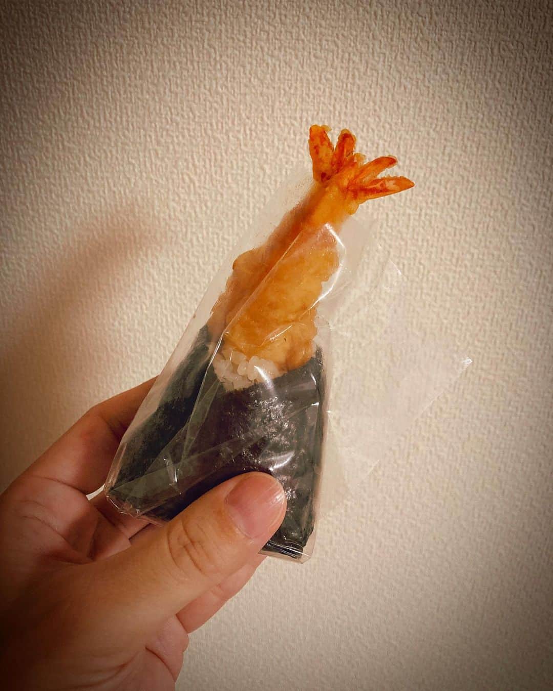 大岡源一郎のインスタグラム：「で、天むす買って帰ったの。 . #えび黒毛和牛いか」