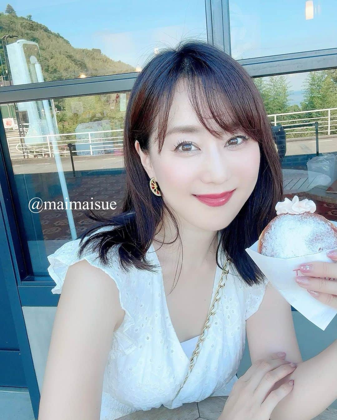 村上麻衣のインスタグラム：「上に載ってたチェリー 食べちゃった後‥🍒  「甘いものは1日1個」と決めて 食べております。  今日はモンブランのケーキを食べました🥰  今晩は22時からサブスクリプションメンバーさん限定のインスタライブをやります。 毎週、日曜の22時から限定ライブをやっています。  良かったらぜひ遊びに来てくださいね！  #ドーナツ#スイーツ#happy#美味しい」