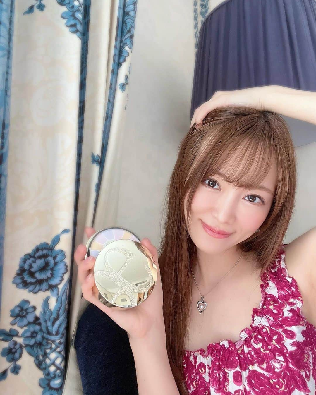 青山智美のインスタグラム：「💖 【 ✨今使ってるおすすめフェイスパウダー 　　エレガンス @elegance_cosmetics ✨ 】 ⁡ ⁡ ずっと気になってた @elegance_cosmetics のフェイスパウダー ラプードルオートニュアンス🤍 ⁡ 仕上がり好きすぎて なんで今まで使ってなかったんだろう〜😆 ⁡ 私は王道の『Ⅰ』✨ セミマットでナチュラルに明るいお肌になる🫶🏻💕  お肌綺麗って 褒められることも多くて嬉しいっっっ😍❤️  ⁡ ⁡ ♡ ♡ ♡ ⁡ ⁡ あなたとあなたの大切なひとたちが 笑顔で幸せでありますように…💖💖💖 ⁡ ⁡ ⇨ @tomomibeauty ⁡ ⁡ #エレガンス #elegance #フェイスパウダー  #ラプードルオートニュアンス  ⁡ ⁡ *♢ ♡ ＊ ♡ ✩ ♡ ♩ ♡・♡ ° ♡ ❁ ♡ ✩ ♡° ⑅◡̈*」