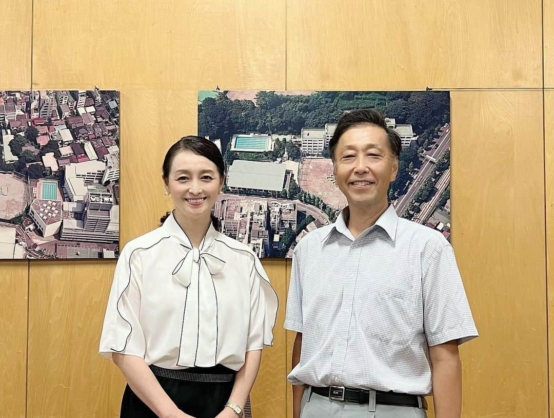 月影瞳さんのインスタグラム写真 - (月影瞳Instagram)「先日、豊島区の千登世橋中学校にて講演をさせて頂きました。 他にも様々なジャンルの講師の方がいらっしゃって、各教室での講演から熱気が伝わりました。 生徒の皆さんからの質問や将来の夢や目標を伺い 私も学ばせて頂きました。 写真は、講演の様子と 千登世橋中学校の小林豊茂先生と。 貴重なお時間を頂き有難うございました！  #豊島区 #千登世橋中学校 #小林豊茂　さん #講演」9月10日 17時25分 - hitomitsukikage