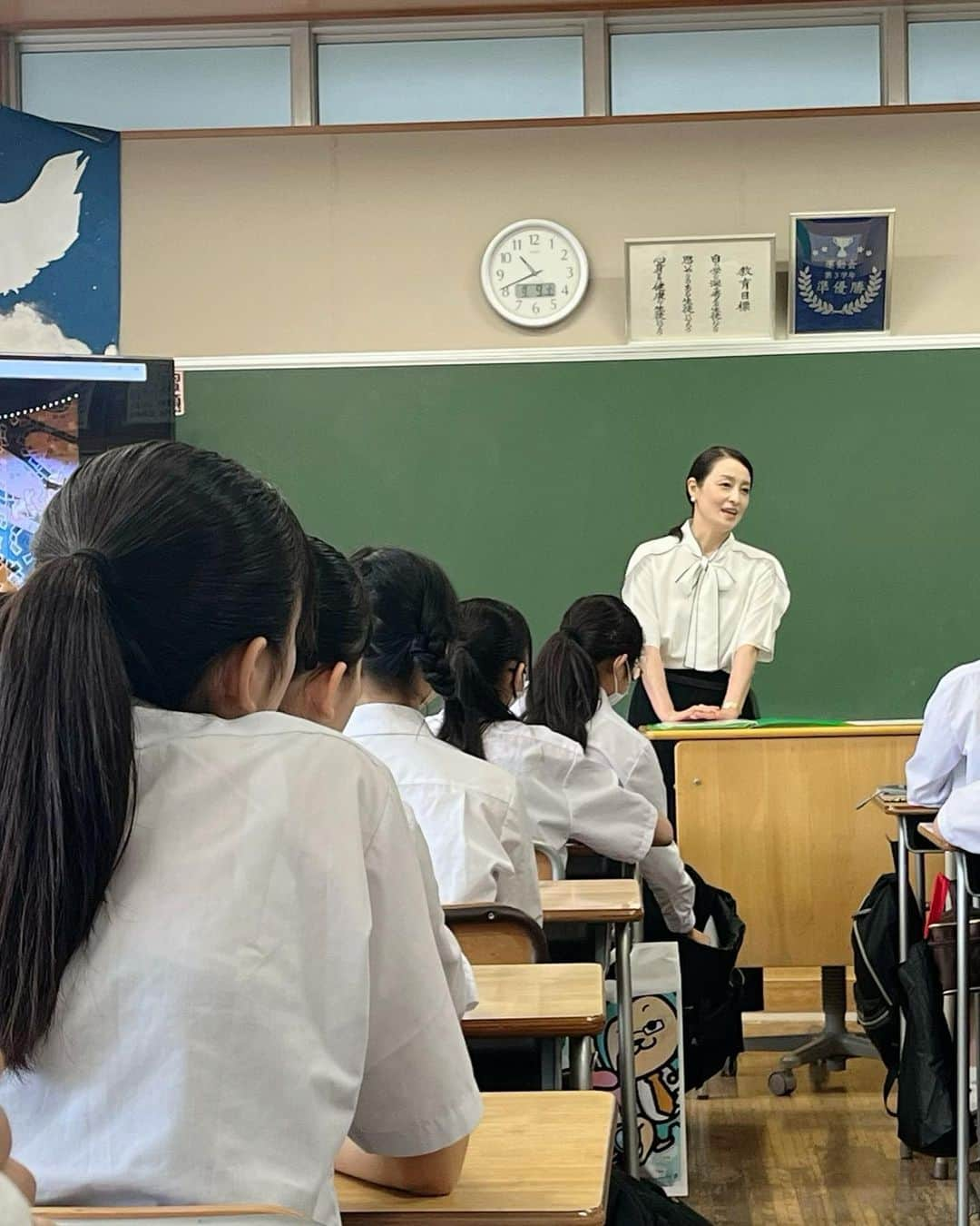 月影瞳のインスタグラム：「先日、豊島区の千登世橋中学校にて講演をさせて頂きました。 他にも様々なジャンルの講師の方がいらっしゃって、各教室での講演から熱気が伝わりました。 生徒の皆さんからの質問や将来の夢や目標を伺い 私も学ばせて頂きました。 写真は、講演の様子と 千登世橋中学校の小林豊茂先生と。 貴重なお時間を頂き有難うございました！  #豊島区 #千登世橋中学校 #小林豊茂　さん #講演」