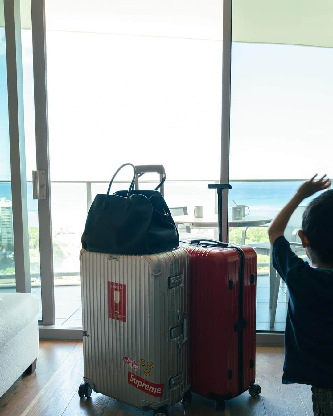 片山良平さんのインスタグラム写真 - (片山良平Instagram)「今年の夏休みは4年ぶりの海外へ🛫 ⁡ 2019年にいく予定で予約していたリベンジ回🫶 7時間の子連れフライトもギリギリいけました←息子的にはギリギリアウトか！？笑 ⁡ 海外に住んでた時も感じたけど改めて日本の便利さと気づかいは素敵すぎるな〜と ⁡ 海外だからなくて当たり前だよね〜で通じちゃう。 日本ならこれぐらい気づいてよ〜とか思っちゃう笑 ⁡ 改めて僕らは日常に感謝と余裕のある心づかいを していきたいよね←夫婦で話し合った会話 ⁡ また行けるように仕事頑張ります☺️  #僕らの夏休み #ハワイ #13日から出勤してます」9月10日 20時00分 - ryohei_katayama