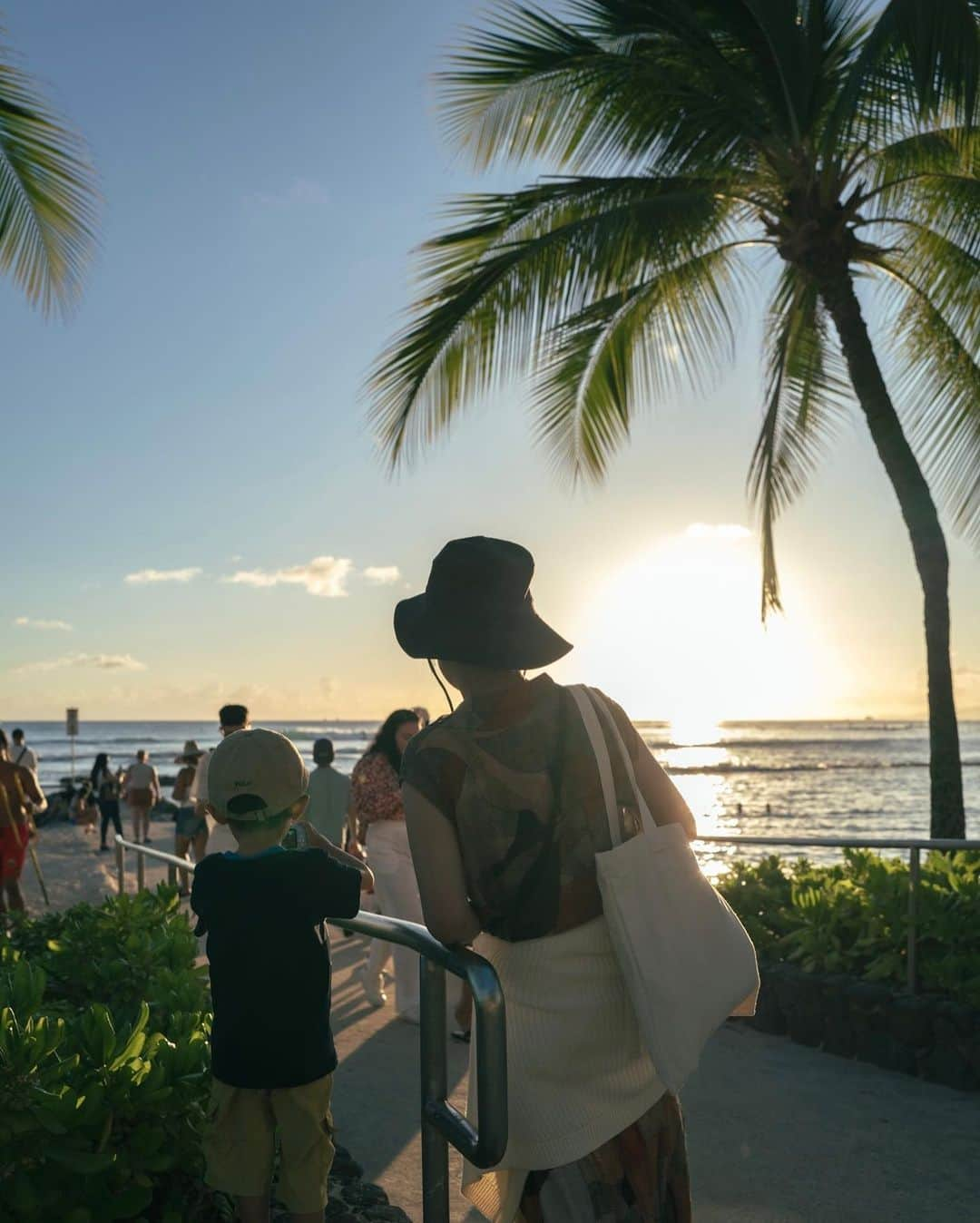 片山良平さんのインスタグラム写真 - (片山良平Instagram)「今年の夏休みは4年ぶりの海外へ🛫 ⁡ 2019年にいく予定で予約していたリベンジ回🫶 7時間の子連れフライトもギリギリいけました←息子的にはギリギリアウトか！？笑 ⁡ 海外に住んでた時も感じたけど改めて日本の便利さと気づかいは素敵すぎるな〜と ⁡ 海外だからなくて当たり前だよね〜で通じちゃう。 日本ならこれぐらい気づいてよ〜とか思っちゃう笑 ⁡ 改めて僕らは日常に感謝と余裕のある心づかいを していきたいよね←夫婦で話し合った会話 ⁡ また行けるように仕事頑張ります☺️  #僕らの夏休み #ハワイ #13日から出勤してます」9月10日 20時00分 - ryohei_katayama