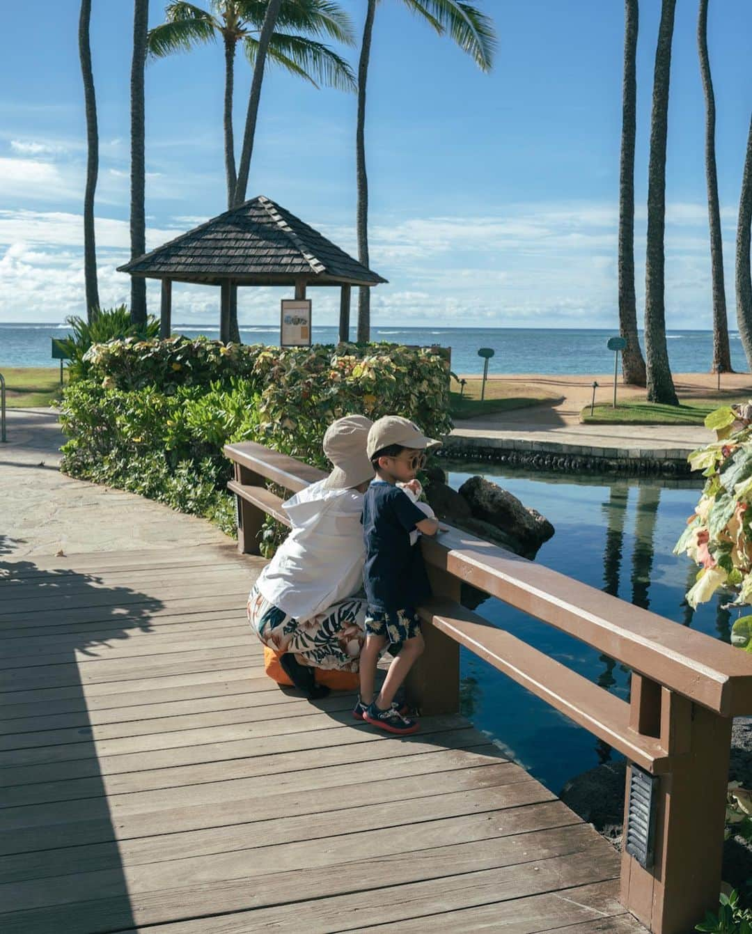 片山良平さんのインスタグラム写真 - (片山良平Instagram)「今年の夏休みは4年ぶりの海外へ🛫 ⁡ 2019年にいく予定で予約していたリベンジ回🫶 7時間の子連れフライトもギリギリいけました←息子的にはギリギリアウトか！？笑 ⁡ 海外に住んでた時も感じたけど改めて日本の便利さと気づかいは素敵すぎるな〜と ⁡ 海外だからなくて当たり前だよね〜で通じちゃう。 日本ならこれぐらい気づいてよ〜とか思っちゃう笑 ⁡ 改めて僕らは日常に感謝と余裕のある心づかいを していきたいよね←夫婦で話し合った会話 ⁡ また行けるように仕事頑張ります☺️  #僕らの夏休み #ハワイ #13日から出勤してます」9月10日 20時00分 - ryohei_katayama