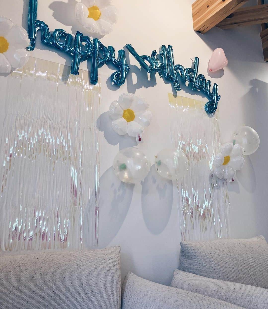 鶴田真梨のインスタグラム：「happy birthday🌼」
