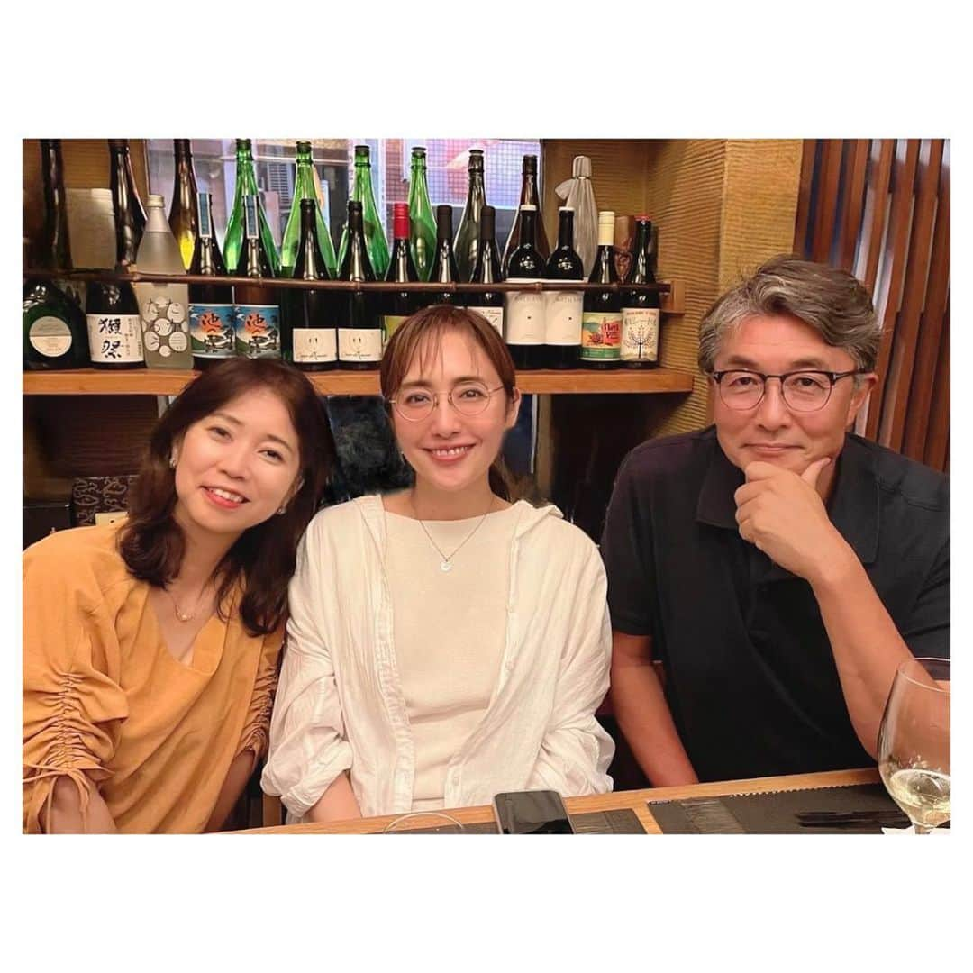 藤森香衣さんのインスタグラム写真 - (藤森香衣Instagram)「- ジャーナリストの お二人✒️  前から仲良くして頂いているけれど、 記者というお仕事に興味津々で 深く聞いてみた。  「真実」を伝えるために現場へ行くことも 取材をして"自分の名前で"書いて 世の中に伝える事も すごい勇気✨  今の世界の話 日本の話…  知らない事が多く面白い🌏  個人的に  番記者(政治家さんのバンキシャ)時代の話とか  ドラマと映画になった「新聞記者」とか  あまりに違う世界すぎるので ミーハーな質問もしてしまった😅  #記者 #新聞記者 #ジャーナリスト #大門小百合さん #鈴木款さん #かっこいい方たち」9月10日 17時38分 - kaefujimori