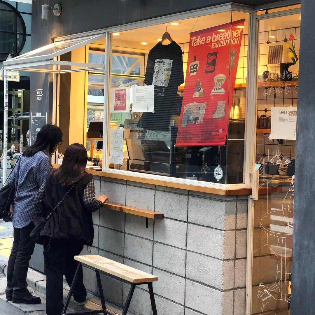 のインスタグラム：「【ABOUT LIFE COFFEE BREWERS 道玄坂】 Enjoy coffee and Exhibition " Taking a breather" by @convenienceyoung until 9/23.💫✨ Artworks are painting, stickes, key holders, Tshirts etc...  昨日から始まったばかりの @convenienceyoung の展示"Take a breather"は9/23まで開催しています！✨ ペインティングはもちろん、ステッカーや巾着袋、Tシャツ、キーホルダーなどなどたくさんのグッズもご用意しています！ 人気のものは完売間近のものもありますので、気になる方はお早めにどうぞ！👌  🚴dogenzaka shop 9:00-18:00(weekday) 11:00-18:00(weekend and Holiday) 🌿shibuya 1chome shop 8:00-18:00  #aboutlifecoffeebrewers #aboutlifecoffeerewersshibuya #aboutlifecoffee #onibuscoffee #onibuscoffeenakameguro #onibuscoffeejiyugaoka #onibuscoffeenasu #akitocoffee  #stylecoffee #warmthcoffee #aomacoffee #specialtycoffee #tokyocoffee #tokyocafe #shibuya #tokyo」
