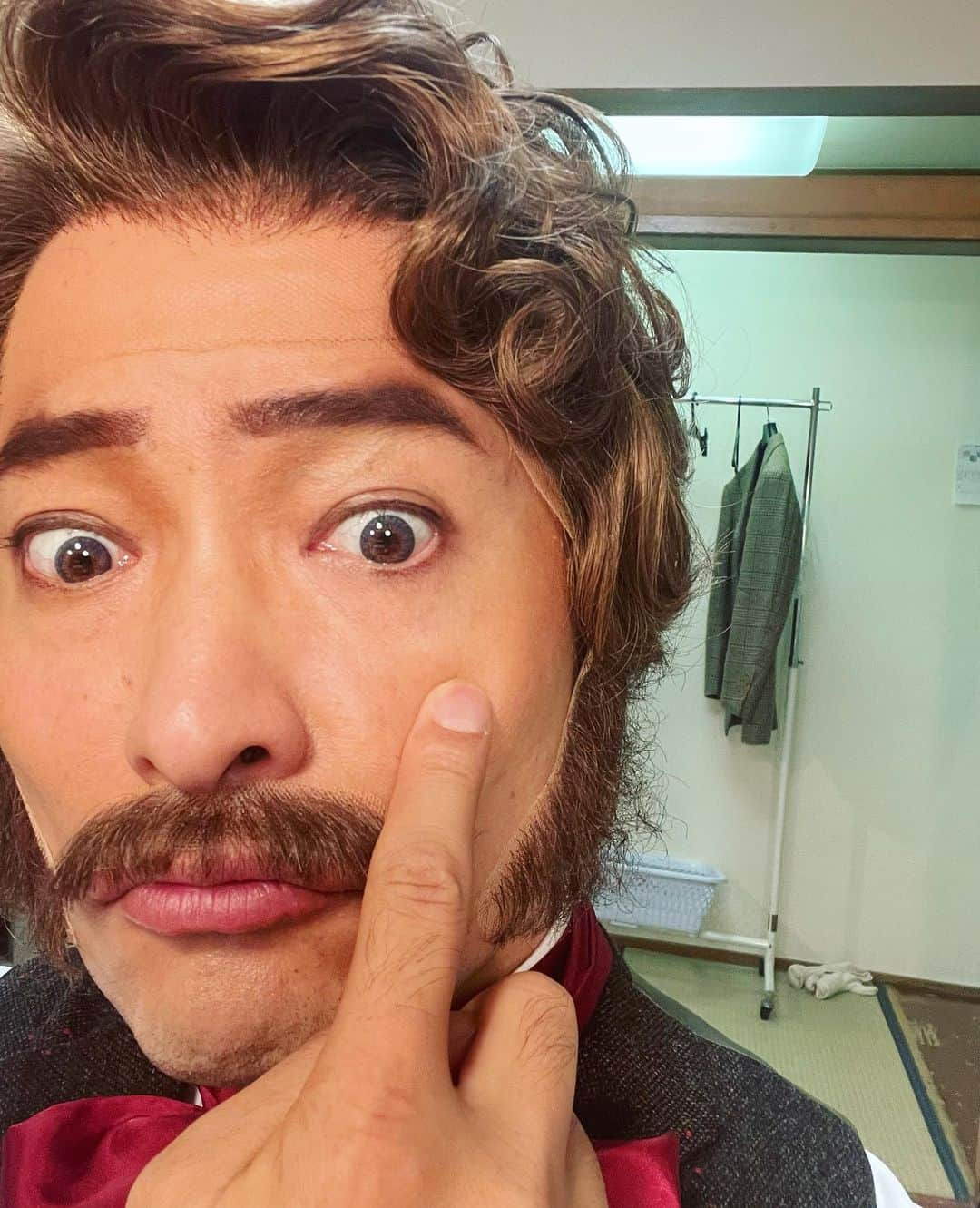 前川泰之さんのインスタグラム写真 - (前川泰之Instagram)「カラコン、、  分かるかなぁ？ブルーなんだけど、、  あまり変わらず、、自己満なのよね、これ😅  青い目のアメリカ人、イルウス役です。  さて、皆さま劇場でお待ちしておりますよ😌  #ふるあめりかに袖はぬらさじ  #大竹しのぶ　さん #風間杜夫　さん #薮宏太　さん #美村里江  さん #徳井優　さん #山口馬木也　さん #新橋演舞場 #theatre」9月10日 17時30分 - maekawa_yasuyuki_official