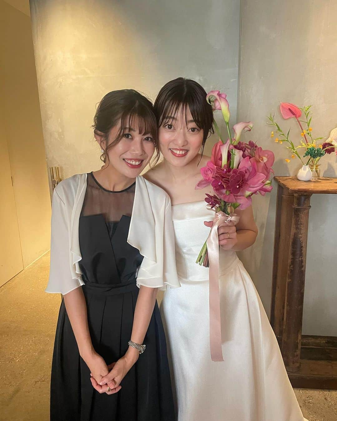 梅山茜のインスタグラム：「. ＊happy wedding💍＊ . 先日、人生で初めて披露宴の司会をしました。 それが大好きで大親友の和田ちゃんのパーティー🌷🫧  実は今まで結婚式の司会は全てお断りしていました。 『人生で1度しかない素敵な日に私なんかが…』 という気持ちと、100%泣いちゃうから。 だから司会のお声がけしてくれた時も、 大好きな和田ちゃんだからこそ悩んで悩んで 最初はお断りしてしまったのだけど 「司会の梅ちゃんじゃなく親友の梅ちゃんにお願いしたい」 と温かすぎる嬉しい言葉をもらって、 こちらから再度お願いして受けさせてもらいました💐  当日はプランナーさんからのサプライズ？で なんと式前の和田ちゃんと対面！ 2人とも驚いて「え…？！」の後号泣。 本当に可愛くて綺麗でもはや天使👼🏻  そして旦那さんも蒼くんも周りの方々も 和田ちゃんと同じで愛の溢れる方ばかりだった🌿  コロナ禍や色々なタイミングを経て 今回この日に結婚式をされたとのこと。 お二人のこだわりが随所に感じられて 本当に素敵な式とパーティーでした。  出会ってから9年。 ずーっと可愛くて優しくて温かくて どんな時もいつも支えてくれて 本当に愛の溢れる大好きな和田ちゃん☺️ いつも本当にありがとう！そして改めておめでとう！ これからもよろしくね🫶🏻 ▶︎▶︎ @sayawada38   . #もっと書きたかったけどこれでもだいぶ抑えた← #親友#同期#結婚式#披露宴#ウエディングパーティー#披露宴司会#結婚式司会者##nhk高知放送局#高知さんさんテレビ#iwaiomotesando#wedding#weddingparty」